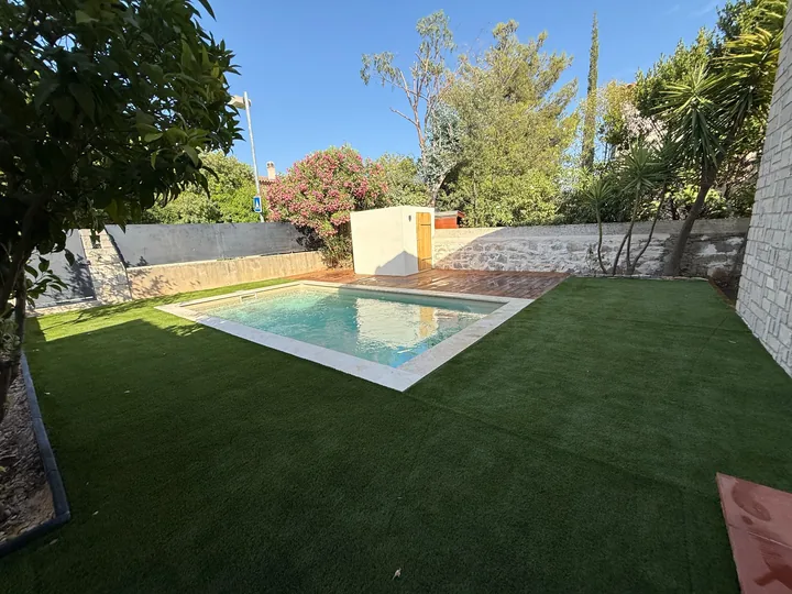 Terrasse en bois et gazon synthétique